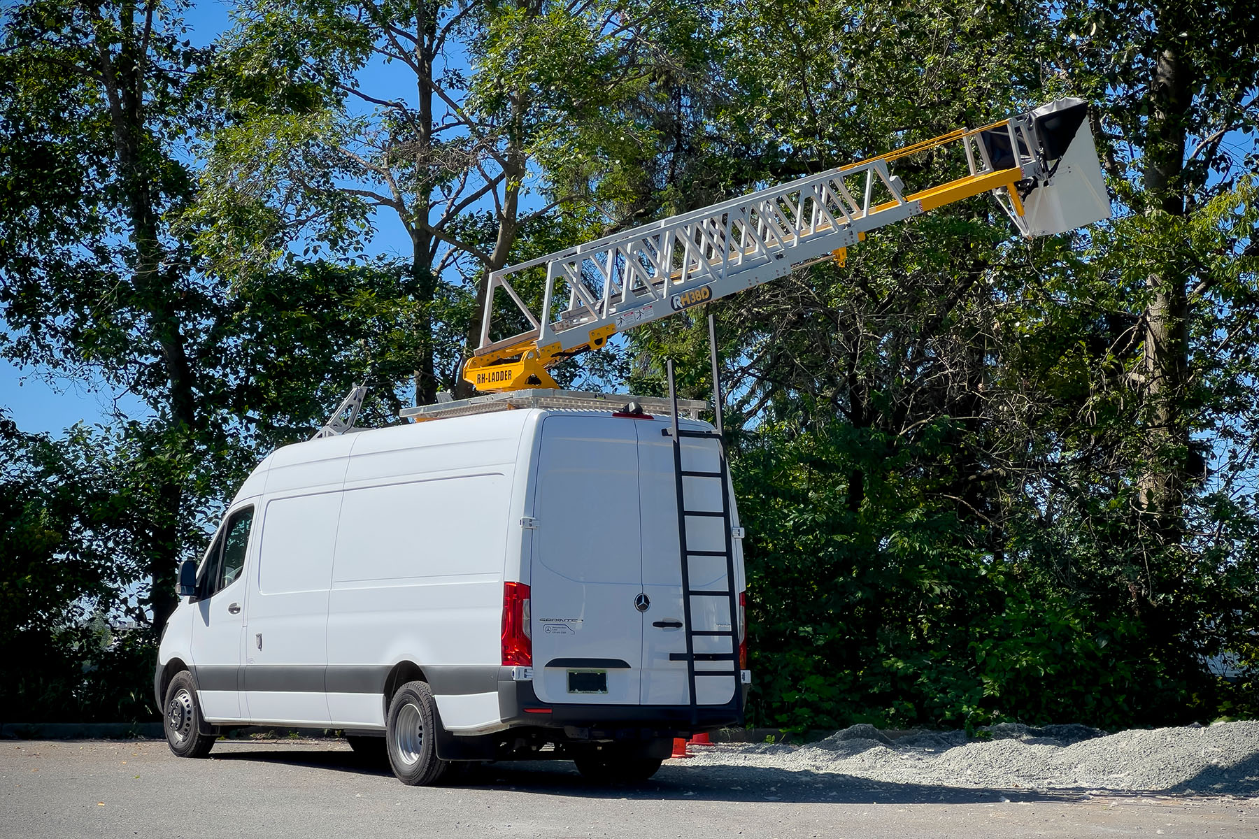 Bucket Trucks/Work Platforms - Commercial Truck Equipment Co.